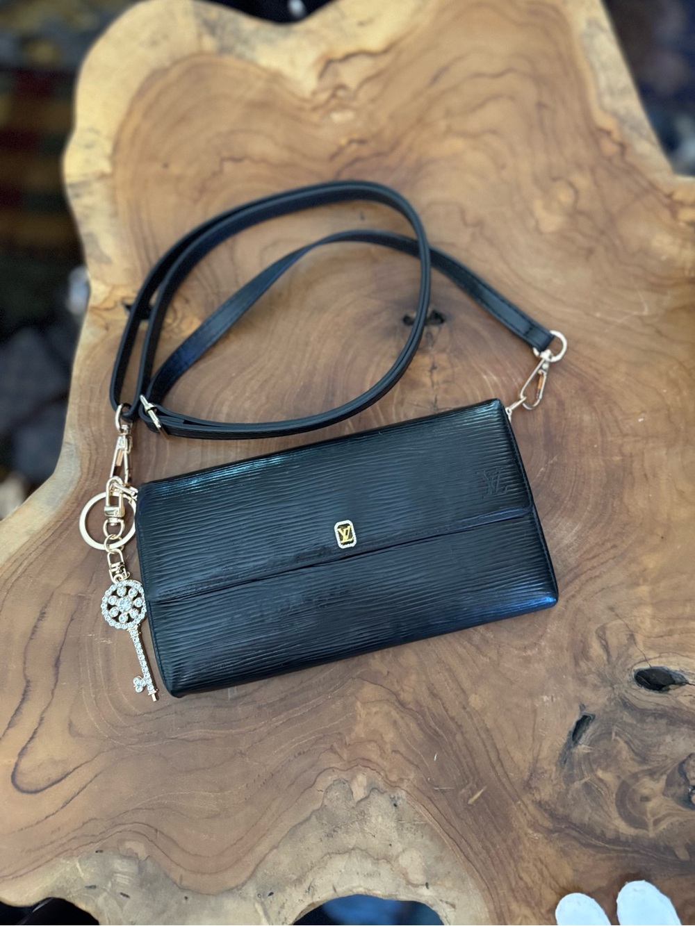 just in 🔥 Louis Vuitton Black EPI wallet converted Crossbody - Picture 3 of 17